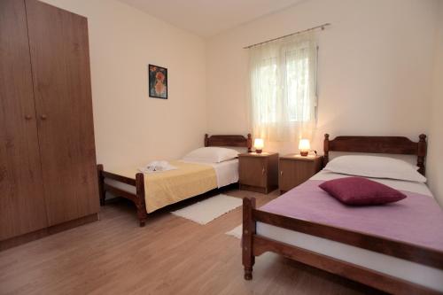 Apartments with parking space Mavarstica, Ciovo - 11563