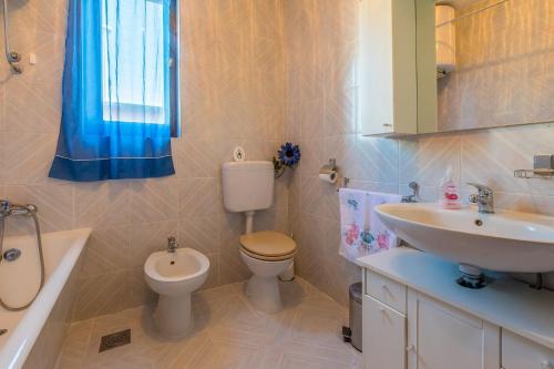 uma casa de banho com um lavatório, um WC e uma banheira e um lavatório. em Apartments with a parking space Klenovica, Novi Vinodolski - 11559 em Klenovica