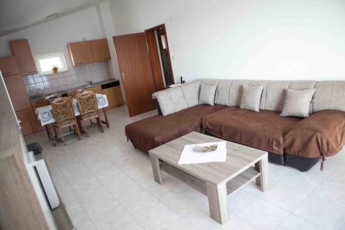 salon z kanapą i stołem w obiekcie Apartments by the sea Suhi Potok, Omis - 11574 w mieście Jesenice