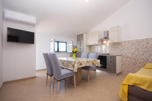 Dapur atau dapur kecil di Apartments with parking space Grebastica, Sibenik - 11572