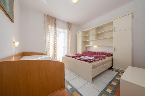 Apartments and rooms by the sea Supetarska Draga - Gornja, Rab - 11579