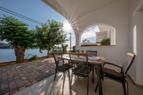 Apartments and rooms by the sea Supetarska Draga - Gornja, Rab - 11579