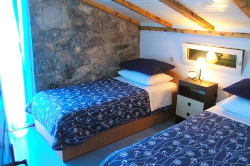 Posteľ alebo postele v izbe v ubytovaní Seaside family friendly house with a swimming pool Cove Pernatice, Drvenik - 11590