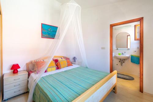 1 dormitorio con 1 cama con mosquitera en Apartments by the sea Kukljica, Ugljan - 11584, en Kukljica