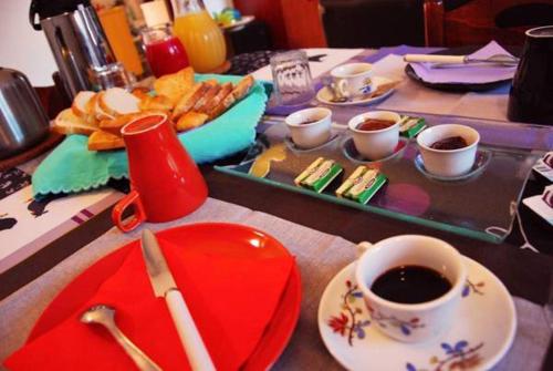 una mesa con un plato de comida y una taza de café en B&B Torre Pelosa, en Torre a Mare