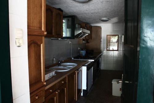 małą kuchnię ze zlewem i kuchenką w obiekcie Apartments by the sea Sevid, Trogir - 11529 w mieście Sevid