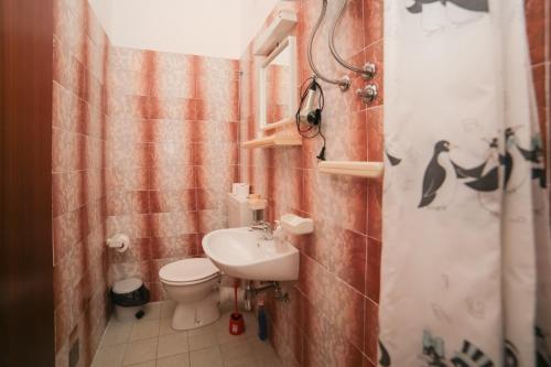 Kúpeľňa v ubytovaní Apartment Podaca 11588a