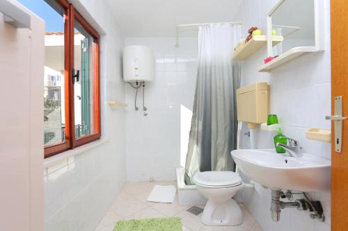 Bilik mandi di Apartments by the sea Podaca, Makarska - 11588