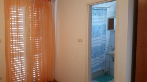 baño con ducha a ras de suelo y espejo en Apartment Sveta Nedilja 11433a, en Jelsa