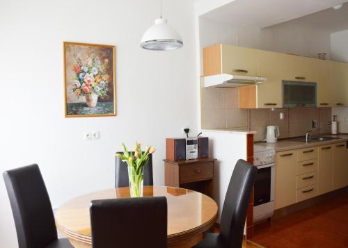 kuchnia ze stołem i krzesłami w kuchni w obiekcie Apartments with WiFi Split - 11580 w Splicie