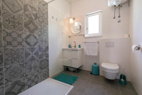Seaside family friendly house with a swimming pool Razanj, Rogoznica - 13738