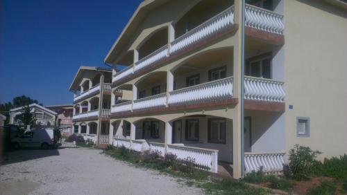 Fotografia z galérie ubytovania Apartments by the sea Vir - 13801 vo Viry