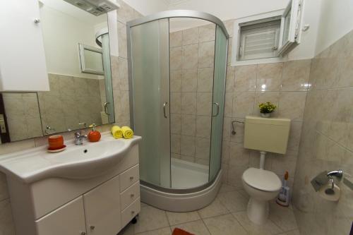 y baño con ducha, aseo y lavamanos. en Seaside holiday house Cove Gradina, Korcula - 13803, en Vela Luka