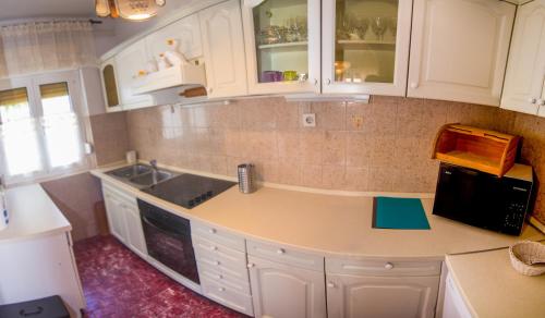 Kuchyň nebo kuchyňský kout v ubytování Seaside holiday house Barbat, Rab - 13806