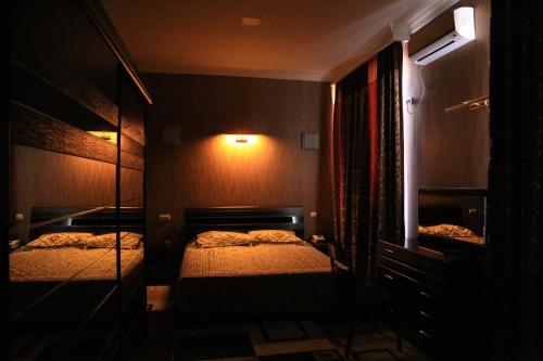 Ένα ή περισσότερα κρεβάτια σε δωμάτιο στο Sipehr Hotel