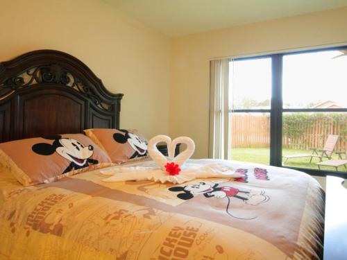 Un dormitorio con una cama con vacas. en 2 Bed 5325, en Kissimmee