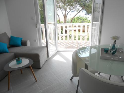 ein Wohnzimmer mit einem Sofa und einem Tisch in der Unterkunft Apartment Okrug Gornji 13859a in Trogir