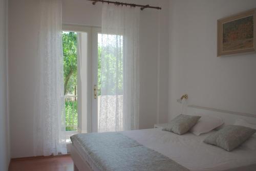 Apartments by the sea Podgora, Makarska - 13864