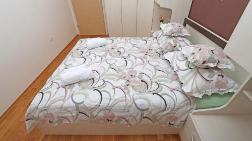 Posteľ alebo postele v izbe v ubytovaní Apartments with a parking space Makarska - 13871