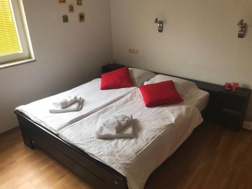 Posteľ alebo postele v izbe v ubytovaní Apartments by the sea Palit, Rab - 13881