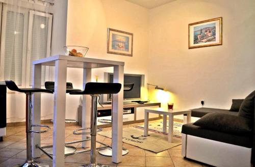 sala de estar con mesa y algunas sillas en Apartments with WiFi Rijeka - 13882, en Rijeka