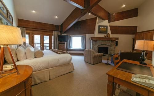 TV/trung tâm giải trí tại Luxury King Room Hotel Room