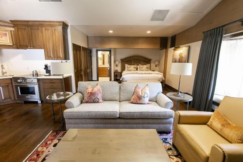 uma sala de estar com um sofá e uma cama em Sterling Studio Hotel Room em Park City
