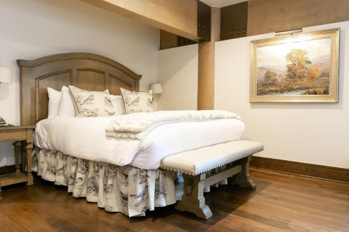 um quarto com uma cama grande e uma mesa em Sterling Studio Hotel Room em Park City