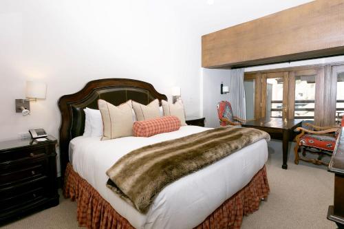a bedroom with a large bed and a desk at Bald Eagle Two Bedroom apartment hotel in Park City