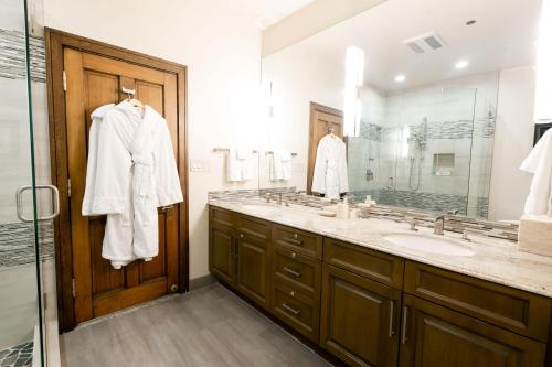 a bathroom with a double sink and a shower at Bald Eagle Two Bedroom apartment hotel in Park City