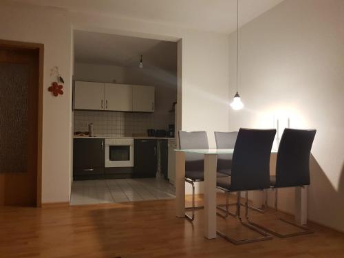 a kitchen and dining room with a table and chairs at DRAGO Helles 3 Raum Appartement auf der Dominsel im Herzen der Stadt in Brandenburg an der Havel