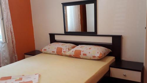 Apartments with a parking space Makarska - 13912