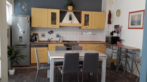 Apartments with a parking space Makarska - 13912