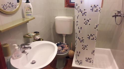 a bathroom with a sink and a toilet at Apartments by the sea Kuciste - Perna, Peljesac - 13921 in Kučište