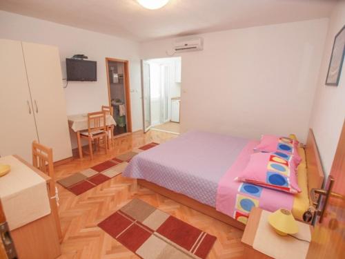 une chambre avec un lit et une table et une cuisine dans l'établissement Apartments by the sea Tucepi, Makarska - 13955, à Tučepi