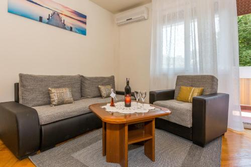Coin salon dans l'établissement Apartments with WiFi Split - 13957