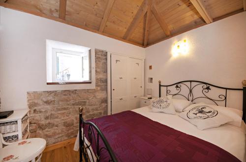 1 dormitorio con cama, mesa y ventana en Seaside holiday house Maslinica, Solta - 13965 en Grohote
