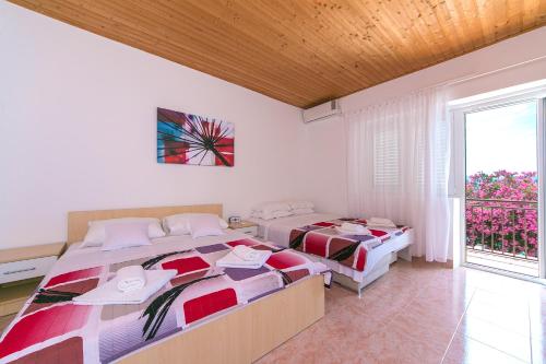 Posteľ alebo postele v izbe v ubytovaní Apartments by the sea Podaca, Makarska - 13974