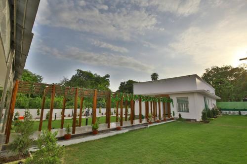 a fence in the yard of a house at Jhansi Hotel in Jhānsi