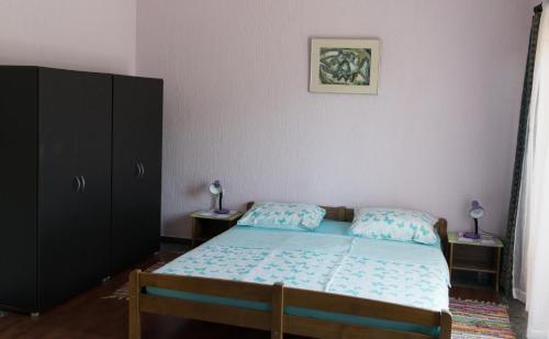 Un pat sau paturi într-o cameră la Apartments by the sea Ribarica, Karlobag - 14032