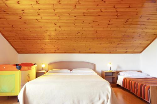 Katil atau katil-katil dalam bilik di Apartments and rooms with parking space Smoljanac, Plitvice - 14023