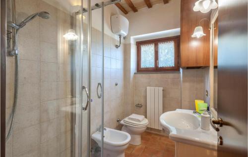 La salle de bains est pourvue d'une douche, de toilettes et d'un lavabo. dans l'établissement Lovely Home In Tolentino With Kitchen, à Tolentino