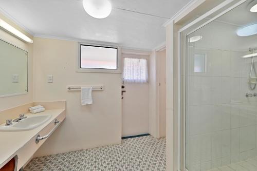 Bilik mandi di Oscar Motel
