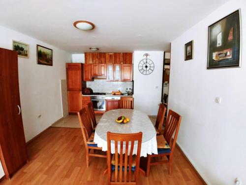 斯普利特的住宿－Apartments with WiFi Split - 14065，厨房以及带桌椅的用餐室。