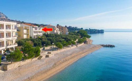 トゥチェピにあるApartments by the sea Tucepi, Makarska - 2699の赤矢印の海岸の空中