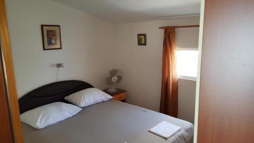 Postel nebo postele na pokoji v ubytování Apartments by the sea Tucepi, Makarska - 2699