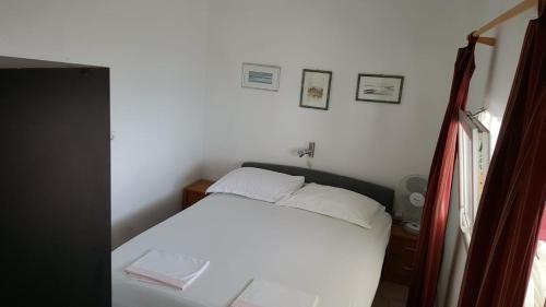 Postel nebo postele na pokoji v ubytování Apartments by the sea Tucepi, Makarska - 2699