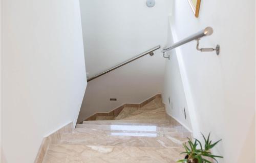 un escalier avec une barre de maintien en métal et un escalier dans l'établissement Nice Home In Kamenmost With Kitchen, à Kamenmost