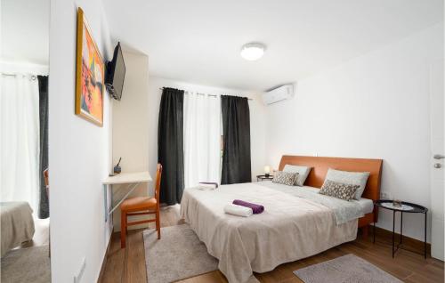 - une chambre avec un grand lit et un bureau dans l'établissement Nice Home In Kamenmost With Kitchen, à Kamenmost