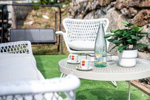 una mesa blanca y sillas en la hierba con un jarrón en AndBnB I Duplex Rustico en Plena Naturaleza I Parking Gratis en Canillo